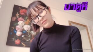 คลิปหลุด Onlyfans deerlong น้องกวางเดียร์ลอง สาวแว่นเซ็กจัด ไปเที่ยวต่างประเทศกับผัวเย็ดกันสนั่นลั่นห้องทุกคืน ตื่นมาจับควยรูดเล่นจนเงี่ยนเลยโดนจับเย็ดกะแทกหีจนแตกใน